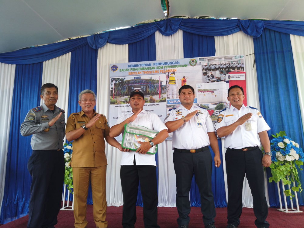 TINGKATKAN SDM MASYARAKAT PESISIR, KEMENHUB GELAR DIKLAT SKK BST-KLM GRATIS BAGI RATUSAN WARGA DI PADANG TIKAR