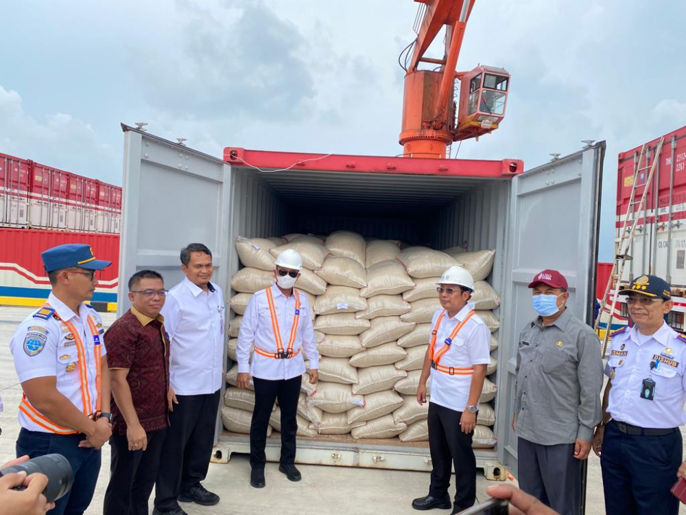 TOL LAUT PATIMBAN TAMBAH TRAYEK BARU, PERDANA DISTRIBUSIKAN 200 TON BERAS MENUJU ACEH