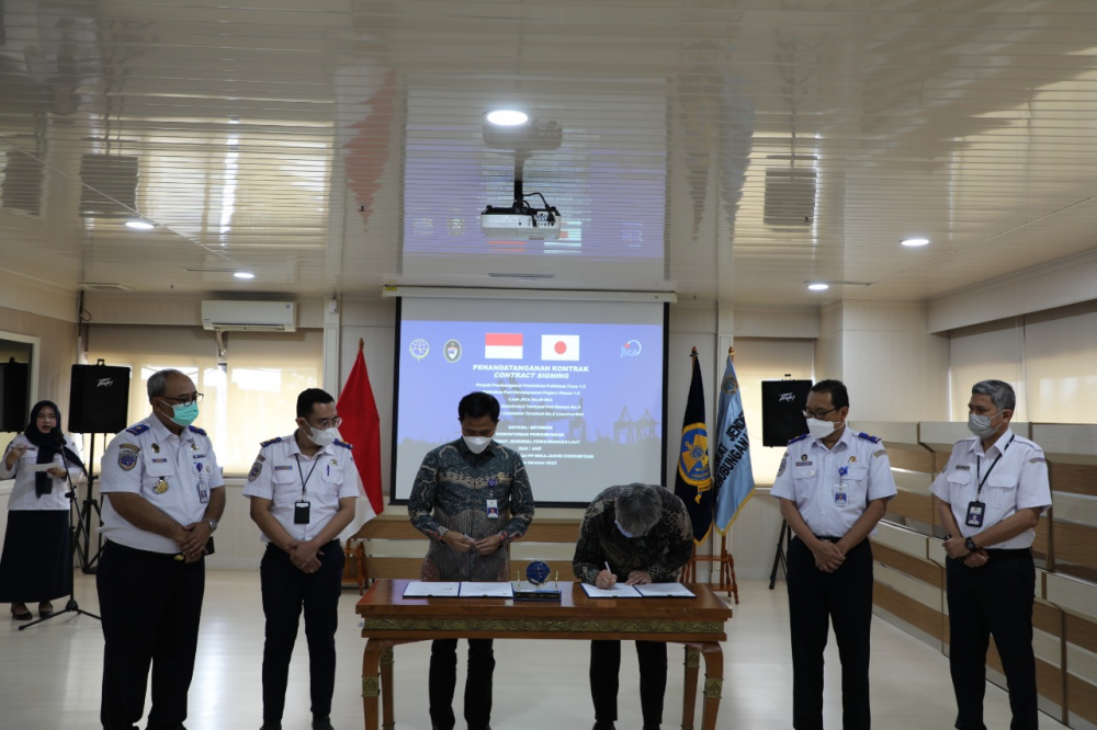 LANJUTKAN PEMBANGUNAN PELABUHAN PATIMBAN FASE 1-2, KEMENHUB TANDATANGANI KONTRAK PAKET 6: KONSTRUKSI TERMINAL PETI KEMAS NO. 2