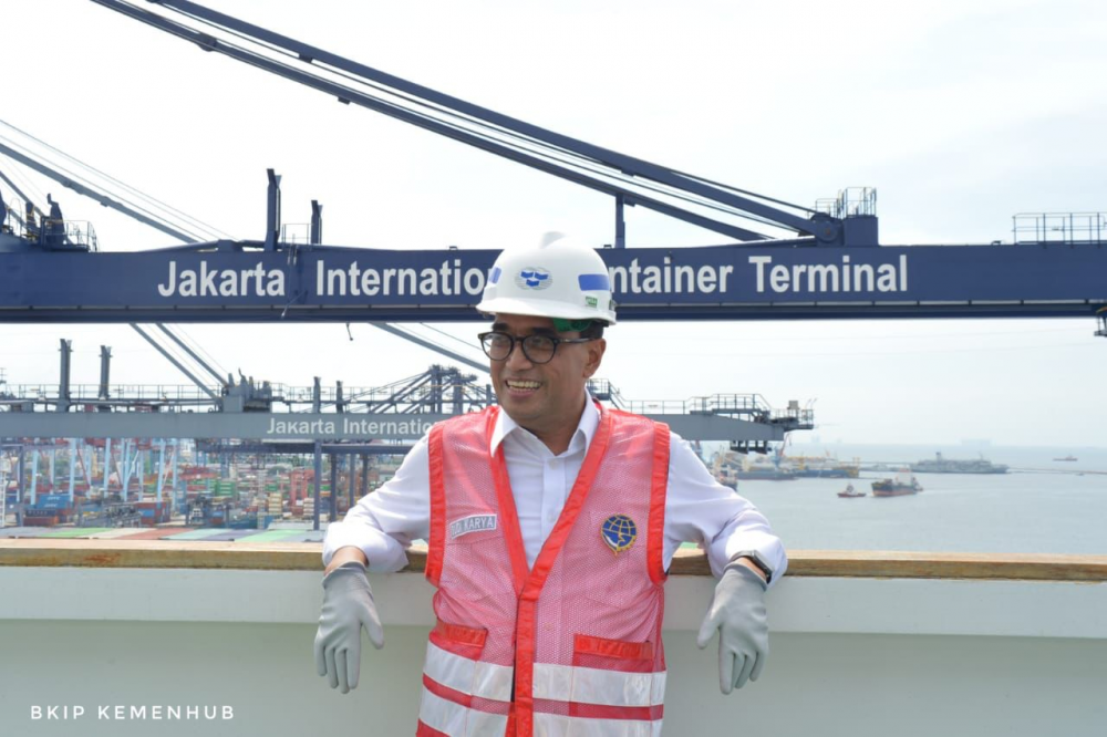 Kapal Petikemas Terbesar Sandar di Priok *Menhub Terus Dorong Upaya Efisiensi Biaya Logistik