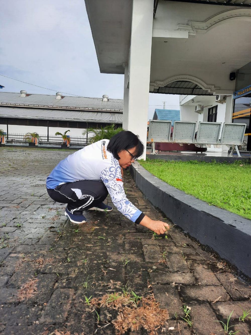 Jumat Bersih Lingkungan Kantor KSOP Tarakan