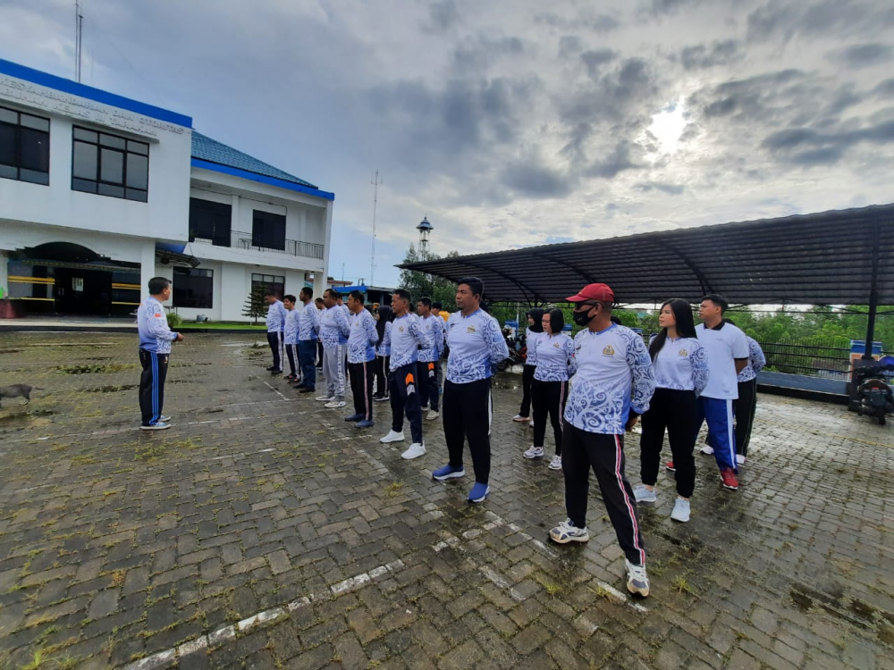 Jumat Bersih Lingkungan Kantor KSOP Tarakan
