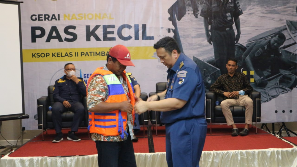 KEMENHUB BUKA GERAI NASIONAL PEMBUATAN PAS KECIL GRATIS BAGI NELAYAN DI SUBANG
