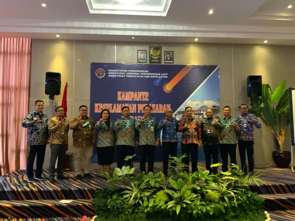 GELAR KAMPANYE KESELAMATAN PELAYARAN, KEMENHUB BAGIKAN LIFE JACKET DAN PAS KECIL GRATIS DI KUPANG