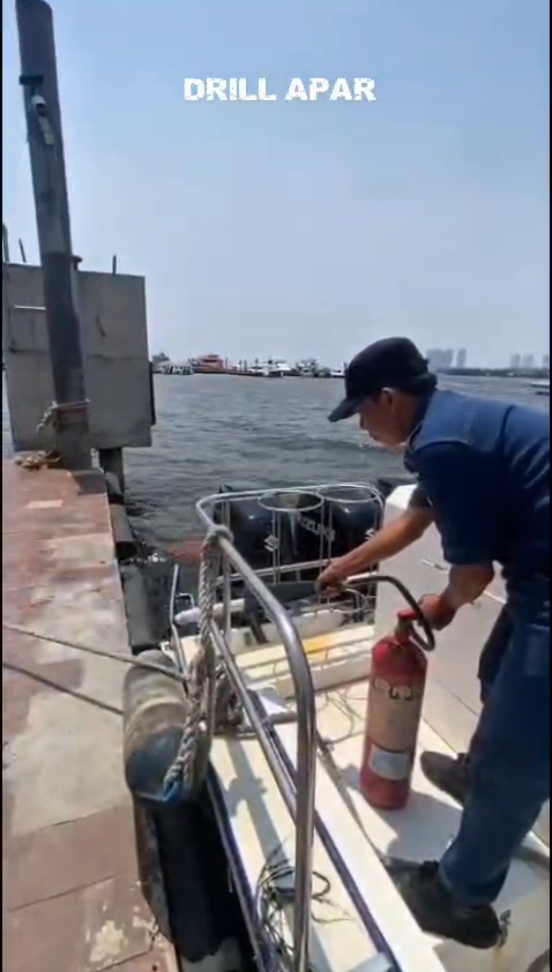 Kesiapsiagaan Awak Kapal Dishub DKI Jakarta Diuji melalui Emergency Drill Abandon Ship, Fire Drill, dan Man Overboard
