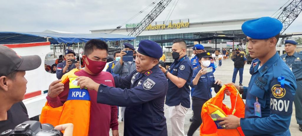 LAKUKAN PEMANTAUAN KESELAMATAN PELAYARAN, KEMENHUB BAGIKAN LIFE JACKET GRATIS DI PELABUHAN KALIADEM MUARA ANGKE