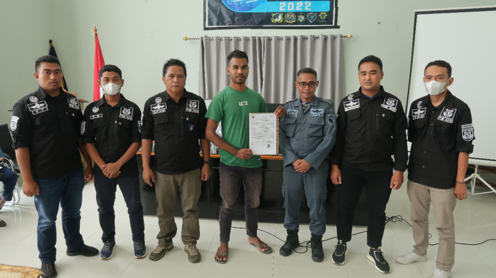 KANTOR UPP KELAS II BABANG SERAHKAN SERTIFIKAT PAS KECIL KEPADA KAPAL GT 7