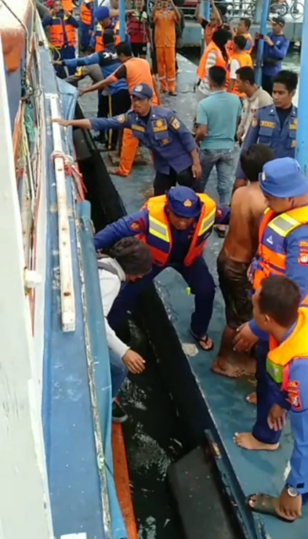KEMENHUB BERHASIL EVAKUASI PENUMPANG KAPAL YANG PATAH KEMUDI AKIBAT CUACA BURUK DI KEPULAUAN SERIBU