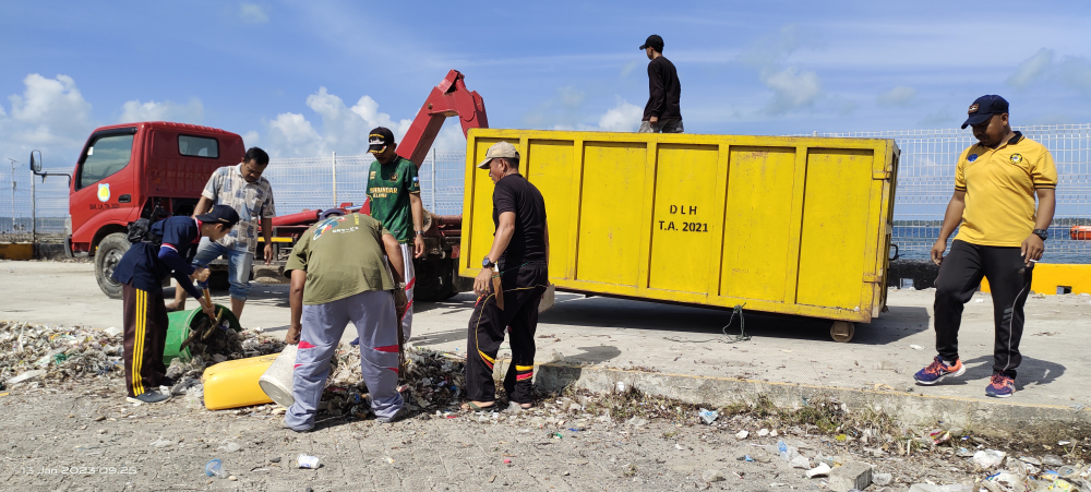 Tumpukan Sampah Kiriman Pelabuhan Benteng Selayar