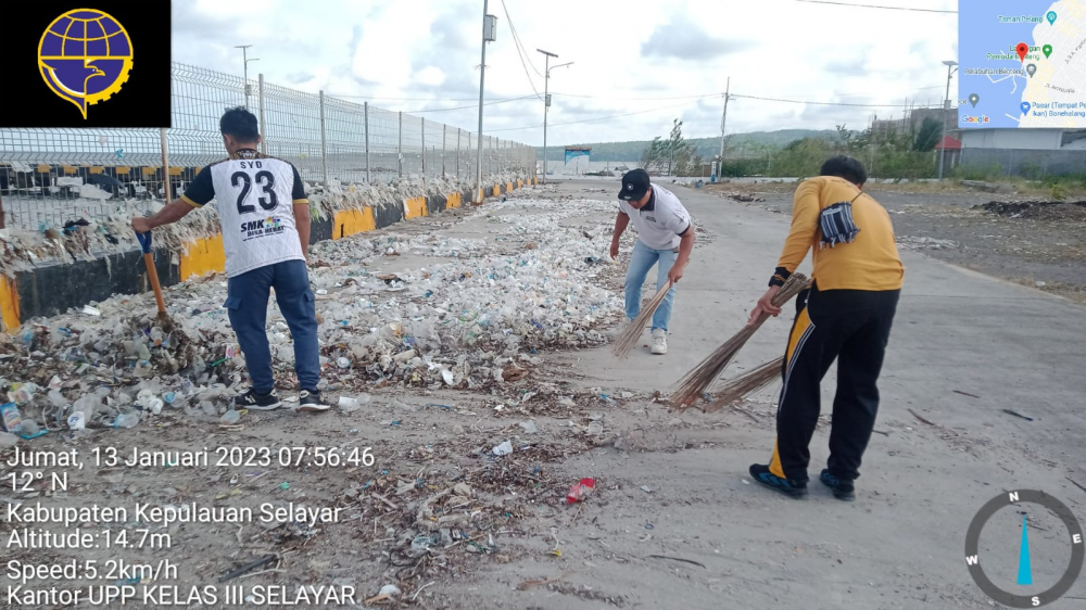 Tumpukan Sampah Kiriman Pelabuhan Benteng Selayar