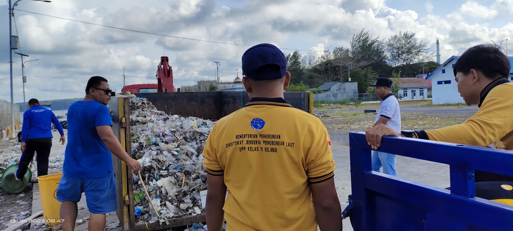 Tumpukan Sampah Kiriman Pelabuhan Benteng Selayar