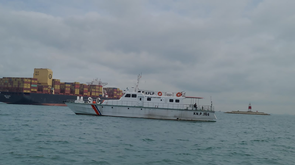 TIM AKSI CEPAT KEMENHUB BERHASIL EVAKUASI KAPAL KARGO MSC FAITH YANG KANDAS DI PERBATASAN INDONESIA - SINGAPURA