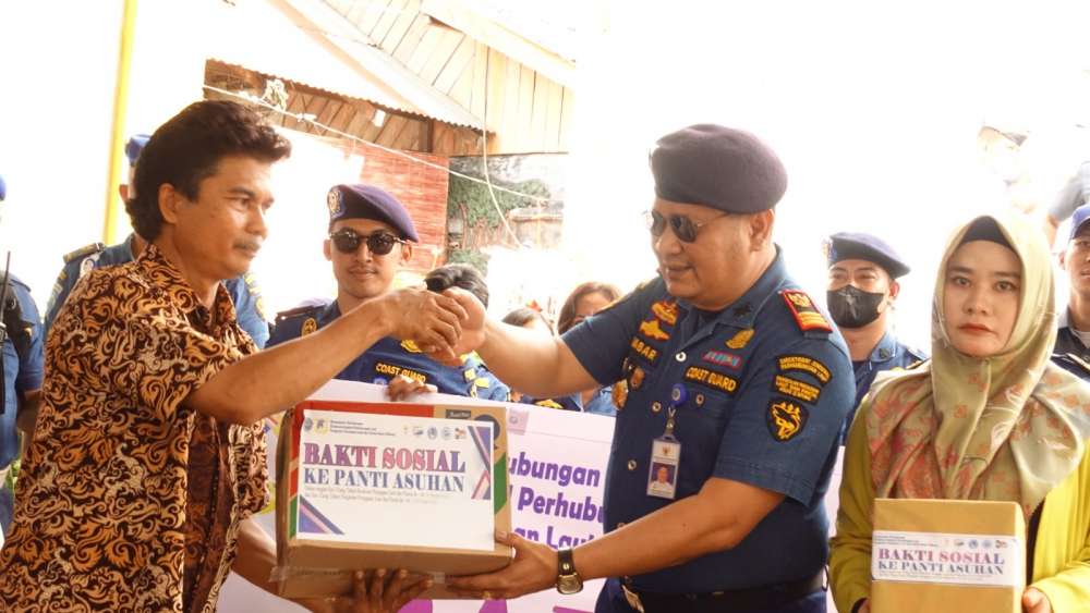PERINGATI HUT KPLP DAN PANGKALAN PLP, KEMENHUB GELAR BAKTI SOSIAL KE PANTI ASUHAN DI BITUNG
