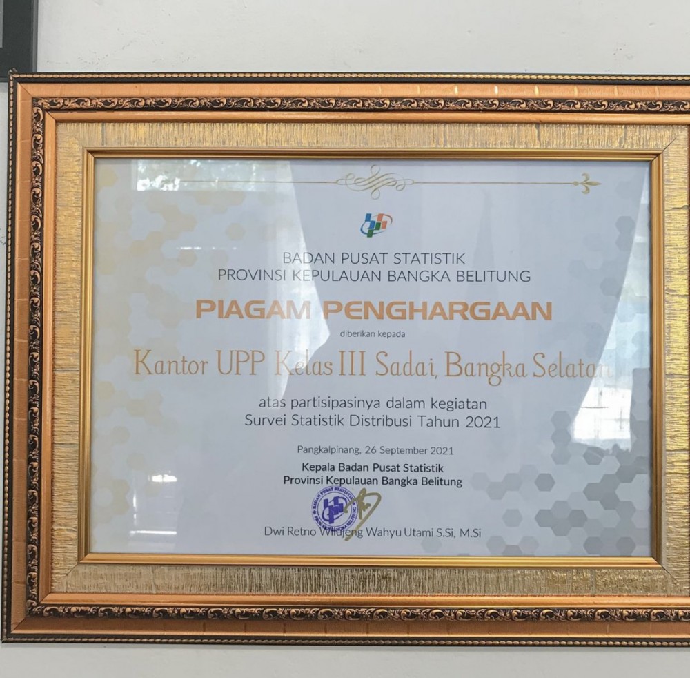 Penyerahan Penghargaan dari BPS Provinsi Bangka Belitung