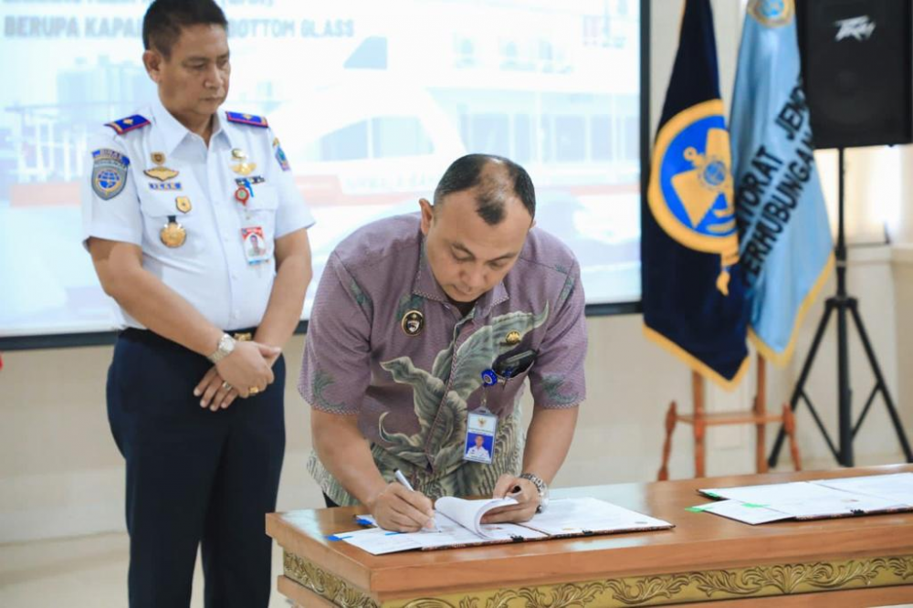 DUKUNGAN TERHADAP ANGKUTAN PARIWISATA, KEMENHUB TANDATANGANI PERJANJIAN HIBAH BMN KAPAL WISATA BOTTOM GLASS