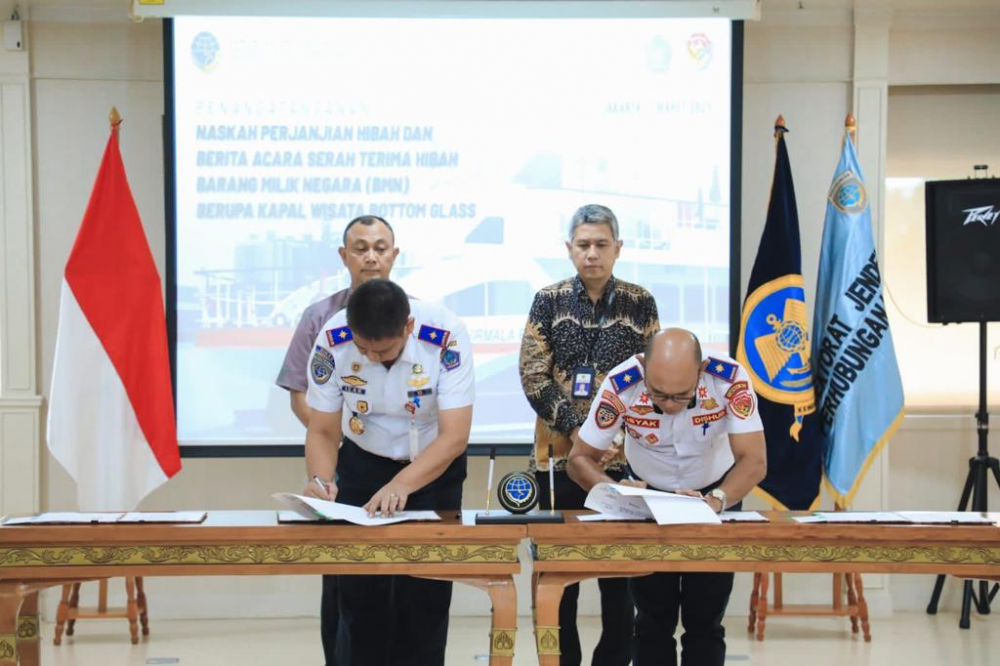 DUKUNGAN TERHADAP ANGKUTAN PARIWISATA, KEMENHUB TANDATANGANI PERJANJIAN HIBAH BMN KAPAL WISATA BOTTOM GLASS