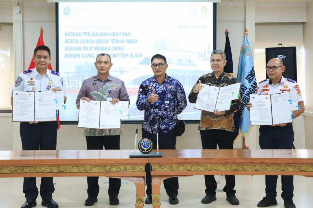 DUKUNGAN TERHADAP ANGKUTAN PARIWISATA, KEMENHUB TANDATANGANI PERJANJIAN HIBAH BMN KAPAL WISATA BOTTOM GLASS