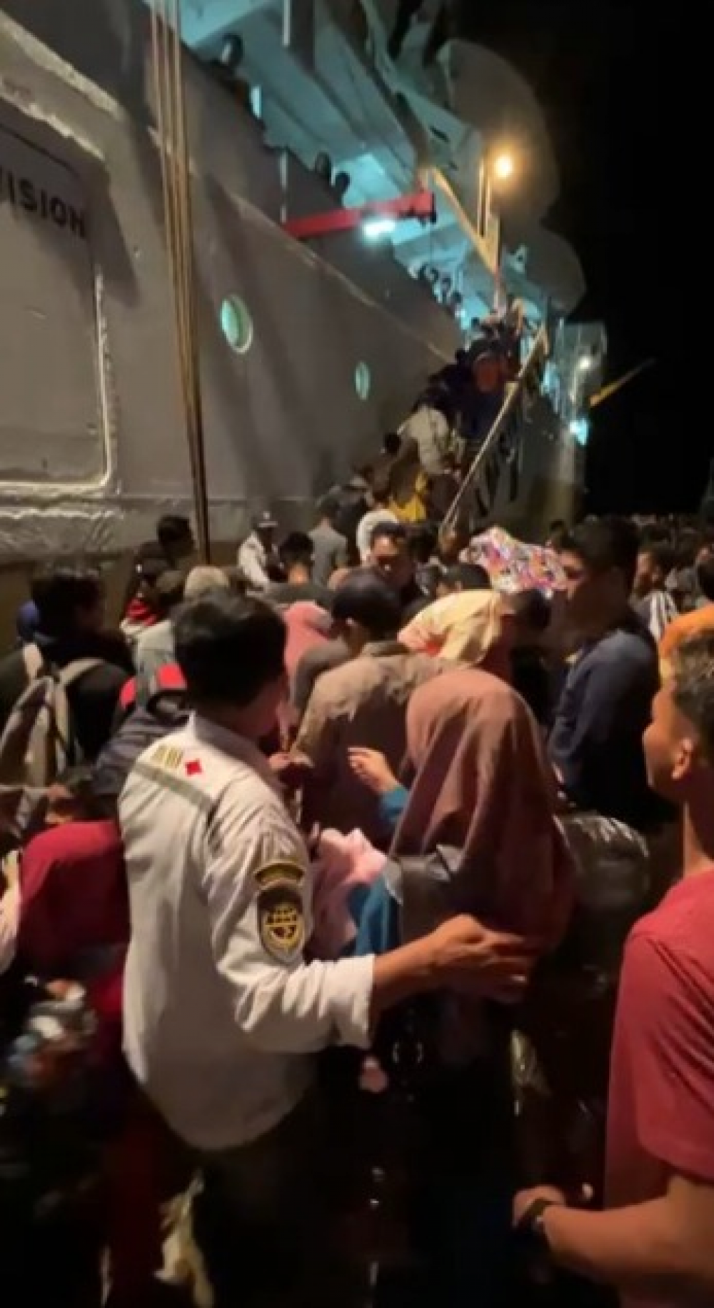 KAPAL PELNI KM. BUKIT RAYA EVAKUASI 414 ORANG MASYARAKAT TERDAMPAK BENCANA LONGSOR DI PULAU SERASAN NATUNA