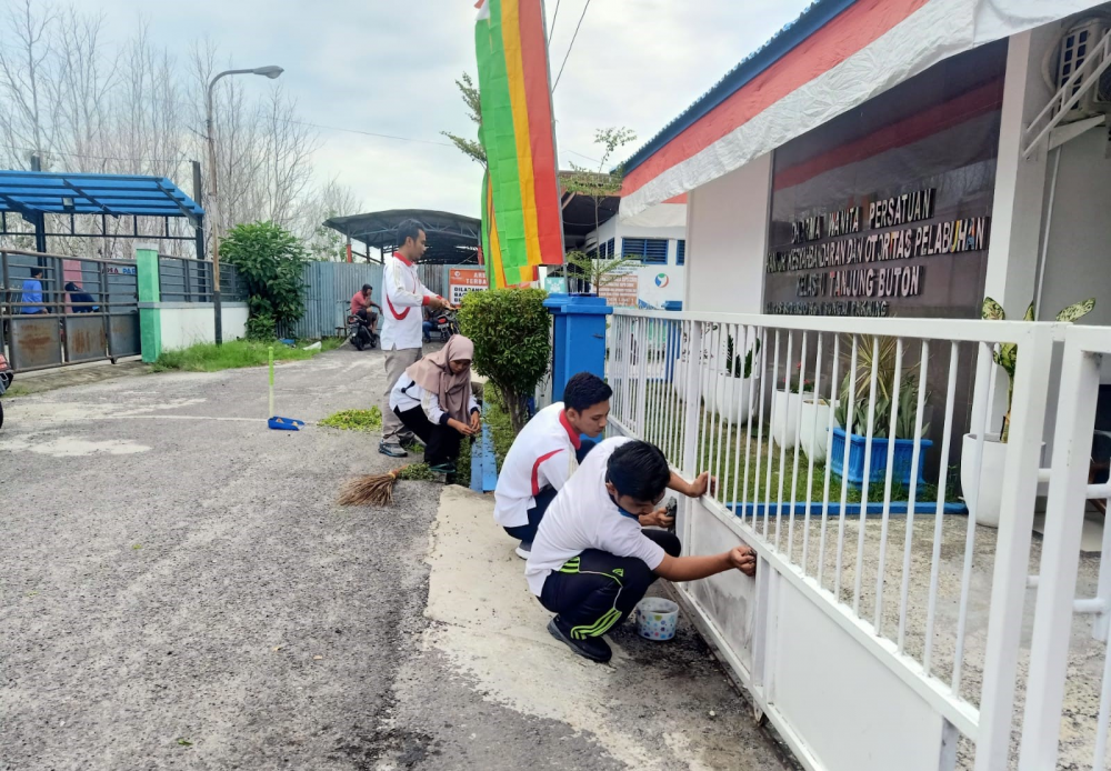 Gotong Royong Kebersihan Kantor