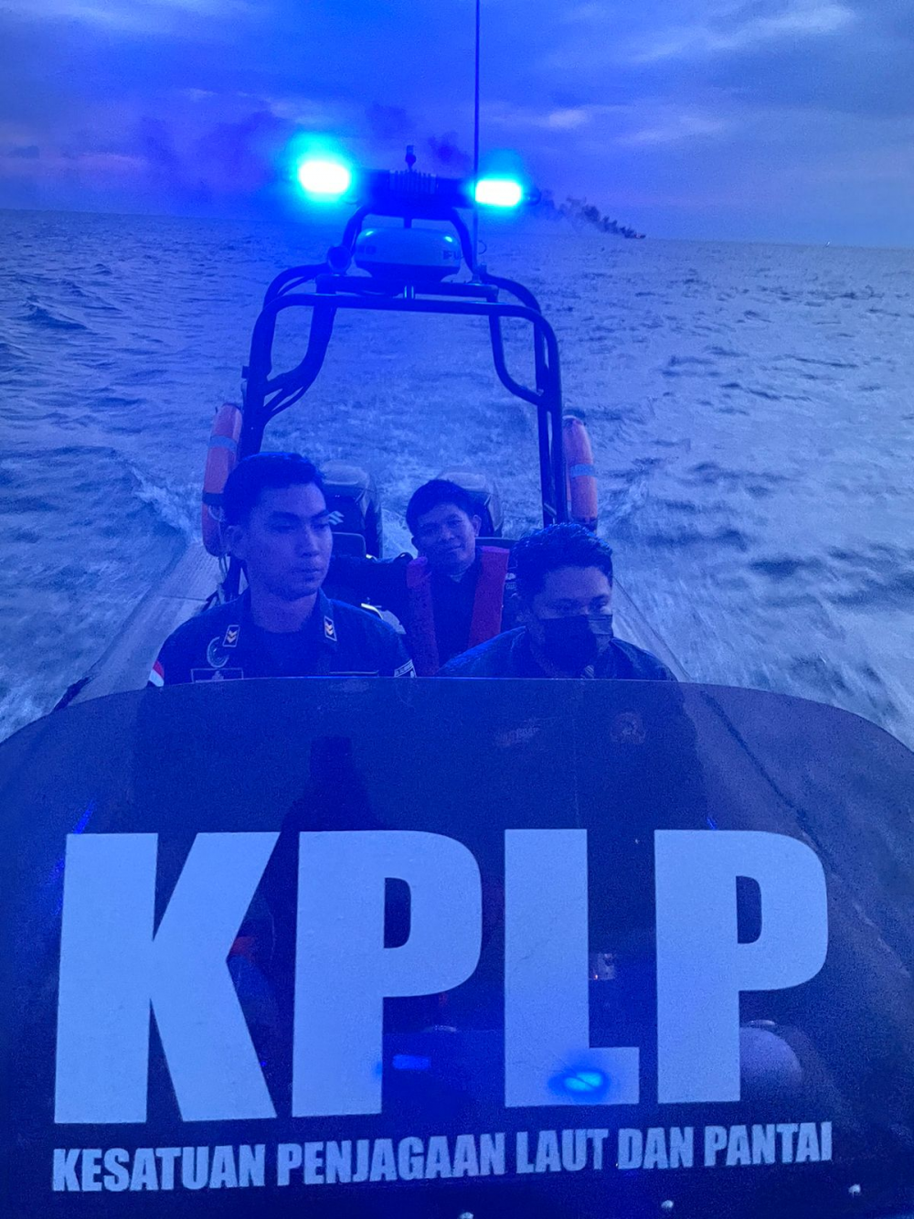 Kapal Tunker MT. Kristin dilaporkan terbakar di pantai Ampenan pada posisi 08