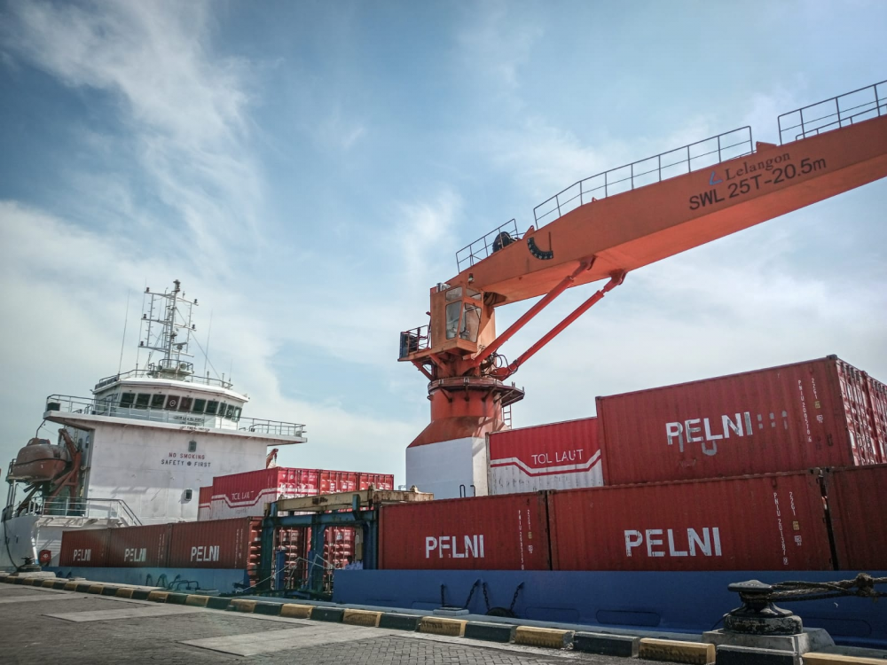 DUA KAPAL TOL LAUT DISTRIBUSIKAN PASOKAN BERAS KE WILAYAH NTT