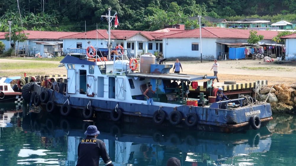 BERLAYAR TANPA SPB, KAPAL TUG BOAT SURYA SAKTI III DISEGEL PETUGAS KANTOR UPP KELAS II BABANG