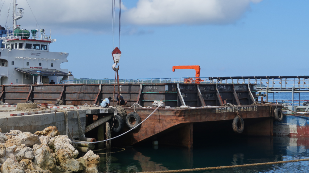 BERLAYAR TANPA SPB, KAPAL TUG BOAT SURYA SAKTI III DISEGEL PETUGAS KANTOR UPP KELAS II BABANG