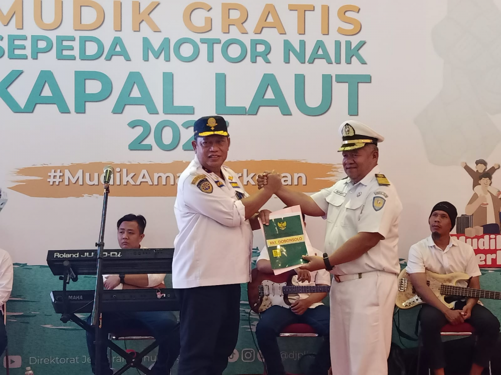 RIBUAN PESERTA ARUS BALIK MUDIK GRATIS  SEPEDA MOTOR DENGAN KAPAL KM. DOBONSOLO DIBERANGKATKAN DARI SEMARANG