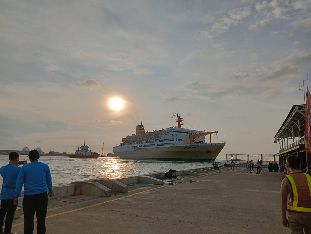 LAGI, KAPAL KM. DOBONSOLO ANGKUT DUA RIBUAN PEMUDIK PESEPEDA MOTOR ARUS BALIK DARI SEMARANG KE JAKARTA