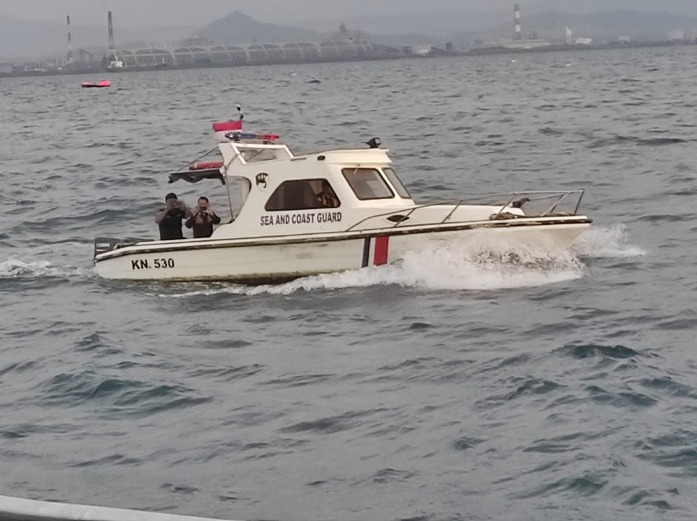 KMP Royce 1 Terbakar, Kemenhub Kerahkan Kapal Patroli KPLP Lakukan Evakuasi