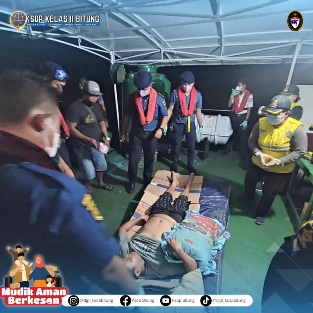 PETUGAS KSOP BITUNG BANTU EVAKUASI AWAK KAPAL YANG SAKIT