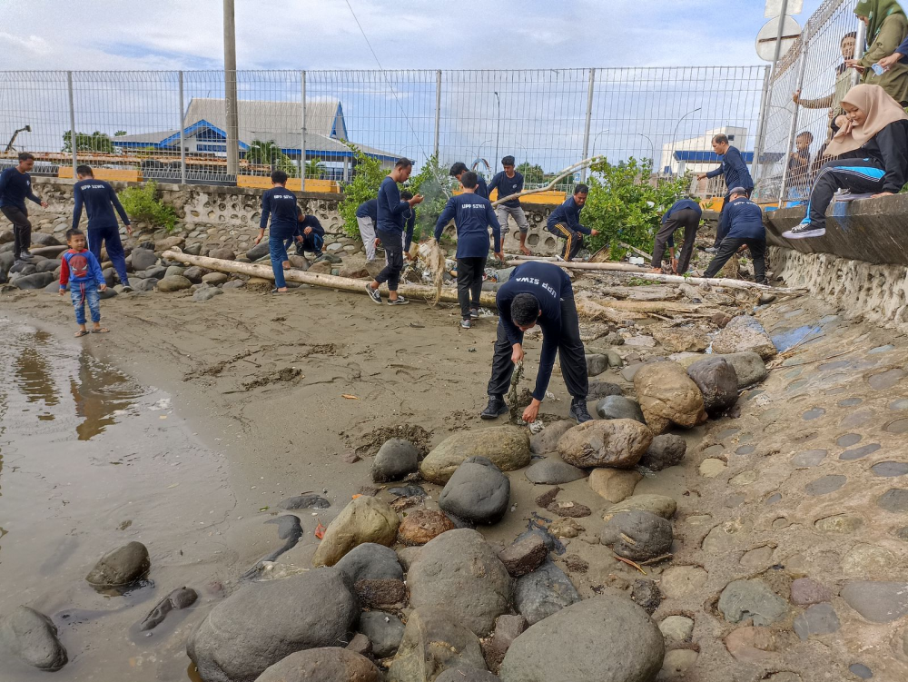 RANGKAIAN KAMPANYE KESELAMATAN PELAYARAN, KEMENHUB AKSI BERSIH PANTAI SERENTAK DI SELURUH WILAYAH INDONESIA