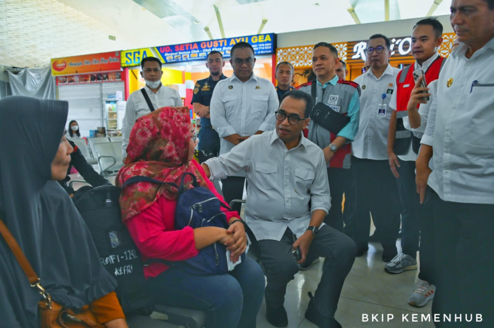 Kunjungan Kerja ke Batam *Menhub Bahas Penataan Pelabuhan dan Penegakan Aturan Penggunaan Sistem Identifikasi Kapal Otomatis