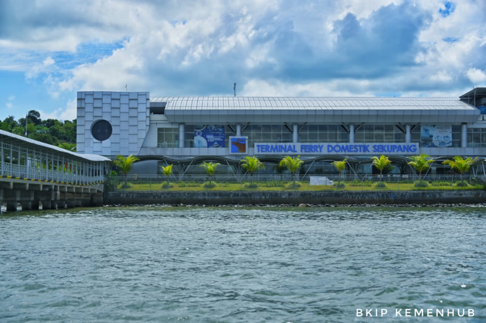 Kunjungan Kerja ke Batam *Menhub Bahas Penataan Pelabuhan dan Penegakan Aturan Penggunaan Sistem Identifikasi Kapal Otomatis