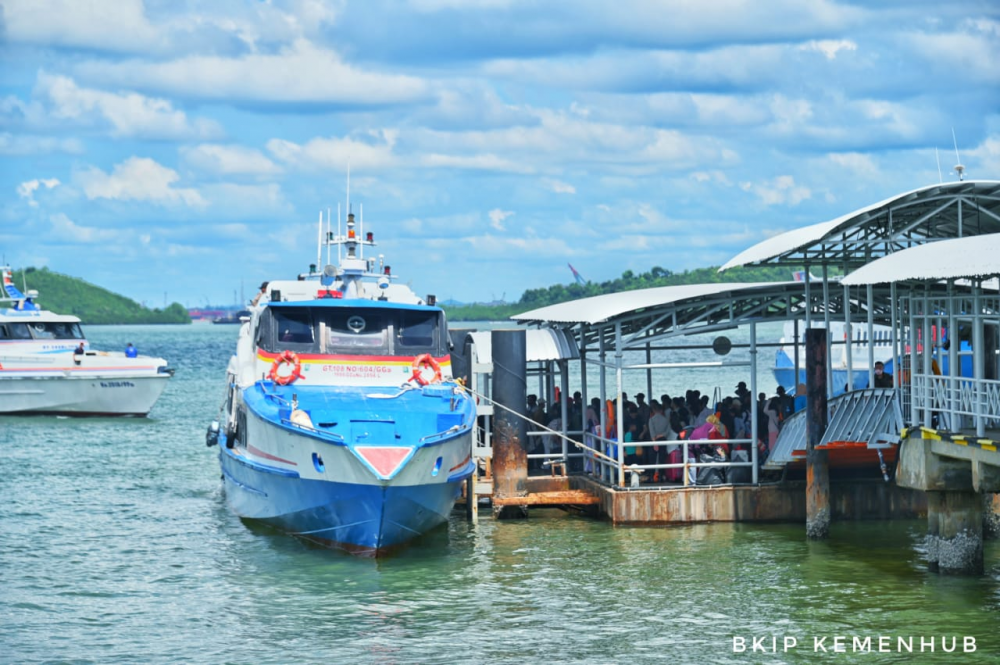 Kunjungan Kerja ke Batam *Menhub Bahas Penataan Pelabuhan dan Penegakan Aturan Penggunaan Sistem Identifikasi Kapal Otomatis