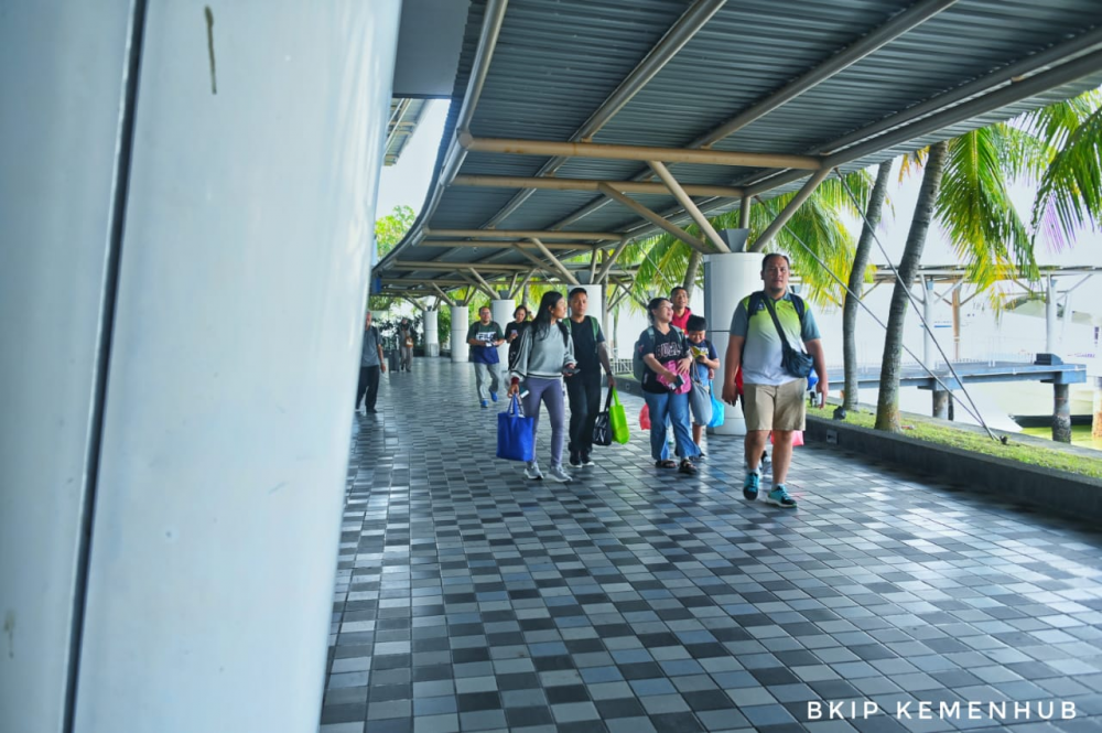 Kunjungan Kerja ke Batam *Menhub Bahas Penataan Pelabuhan dan Penegakan Aturan Penggunaan Sistem Identifikasi Kapal Otomatis