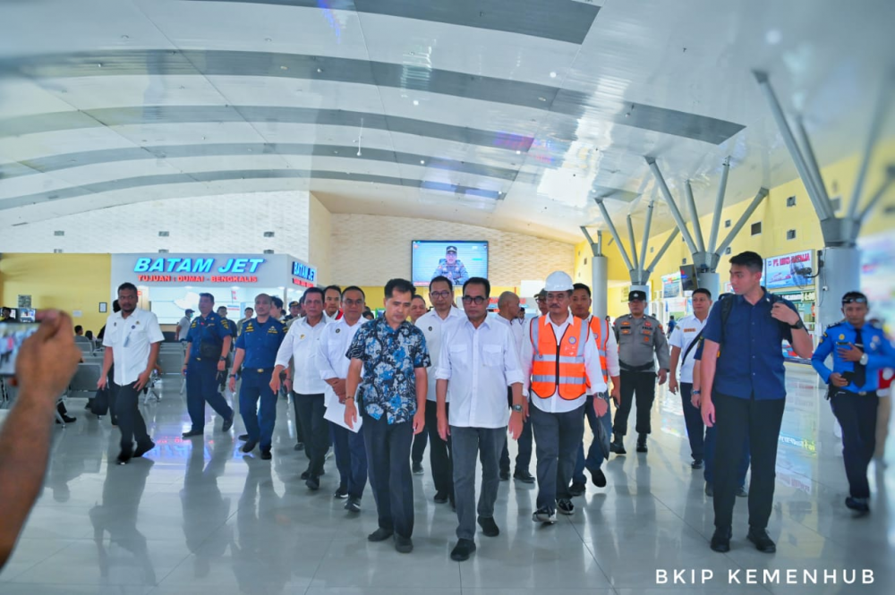 Kunjungan Kerja ke Batam *Menhub Bahas Penataan Pelabuhan dan Penegakan Aturan Penggunaan Sistem Identifikasi Kapal Otomatis