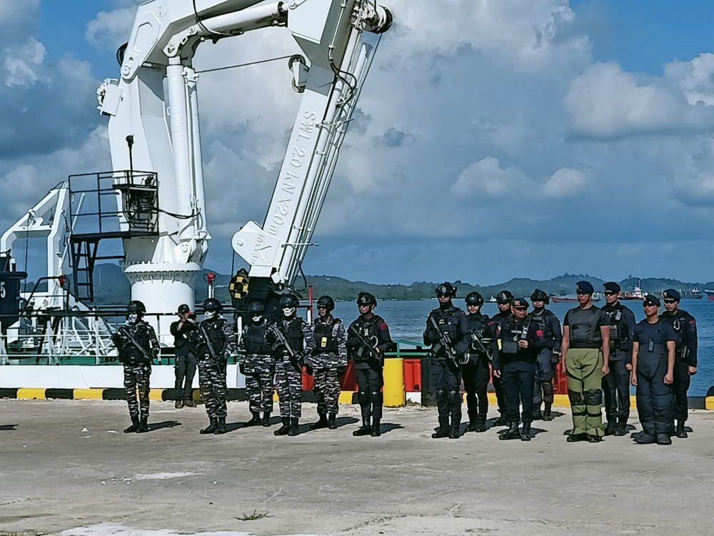 KPLP PIMPIN TIM PENYELAMATAN KAPAL MV MARINE HAWK 5 DARI PEMBAJAKAN DI JOINT EXERCISE ISPS DI BATAM