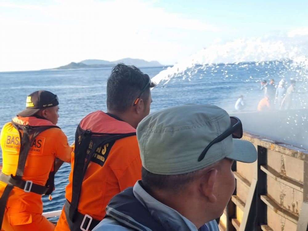 BG. OCEANUS 32 TERBAKAR DI LAUT MALUKU, DITJEN HUBLA KERAHKAN KAPAL PATROLI KPLP