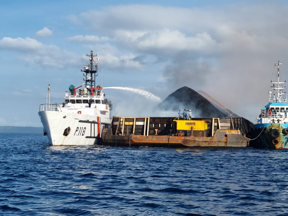 BG. OCEANUS 32 TERBAKAR DI LAUT MALUKU, DITJEN HUBLA KERAHKAN KAPAL PATROLI KPLP