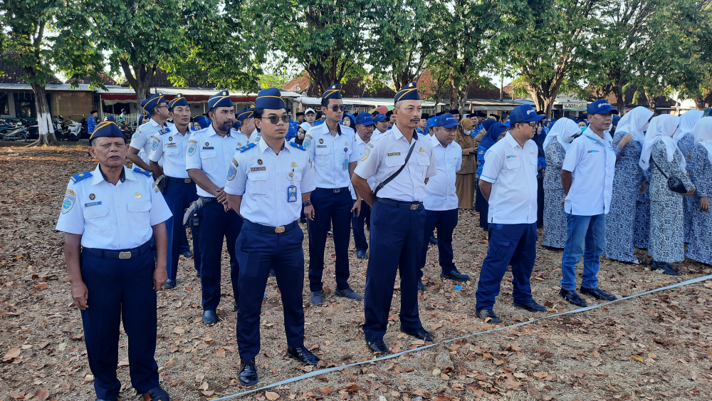 Kantor KSOP Kalianget Mengikuti Upacara Bendera HUT RI Bersama Instansi Terkait di Kecamatan Kalianget