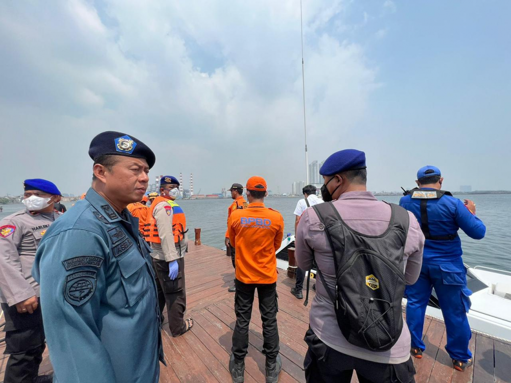 Tim Aksi Cepat KPLP bersama Tim Terpadu  BASARNAS, TNI dan POLRI Berhasil Menemukan 2 Korban Kecelakaan Kapal KM Dewi Indah Noor 1