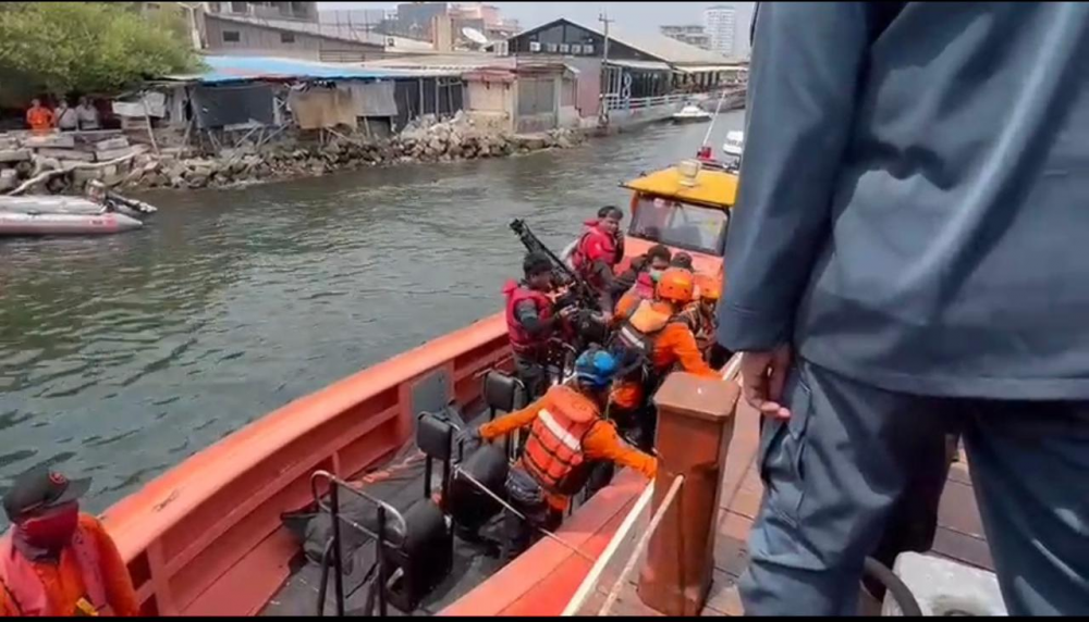 Tim Aksi Cepat KPLP bersama Tim Terpadu  BASARNAS, TNI dan POLRI Berhasil Menemukan 2 Korban Kecelakaan Kapal KM Dewi Indah Noor 1