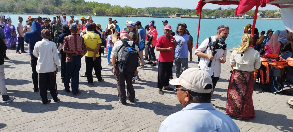 Pengawasan dan Pemeriksaan Dokumen Kunjungan Kapal Pesiar National Geographic Orion-Lindblad Expeditions di Pelabuhan Kalianget