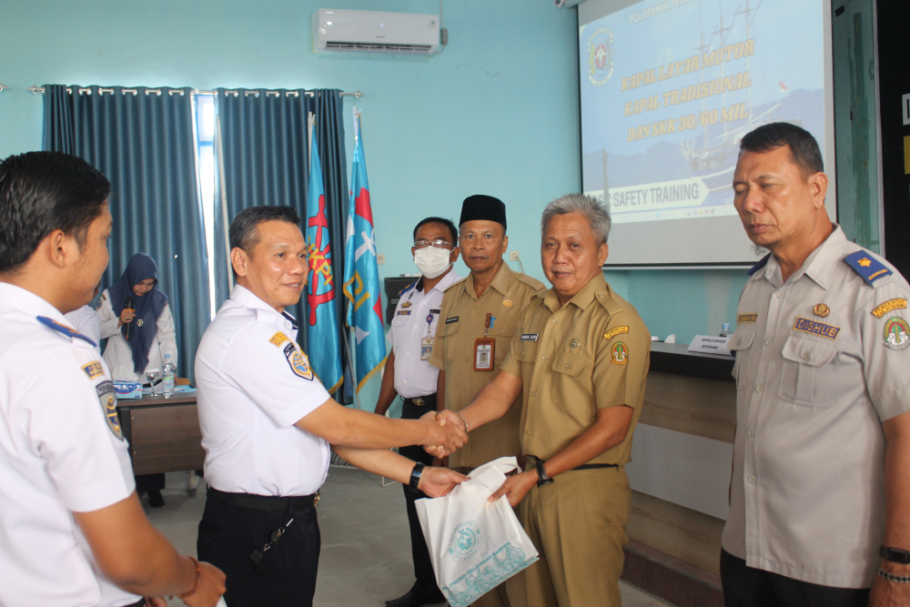 Kantor Kesyahbandaran Dan Otoritas Pelabuhan Ketapang Selenggarakan Diklat BST-KLM dan SKK 60 Mil
