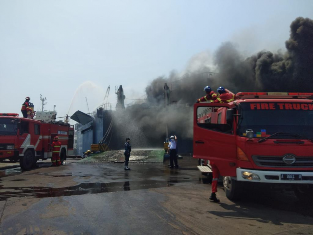 Kemenhub Evakuasi Kebakaran KM. Mutiara Berkah 1 di Dermaga Indah Kiat Pulp and Paper, Seluruh Penumpang dan ABK Berhasil Diselamatkan