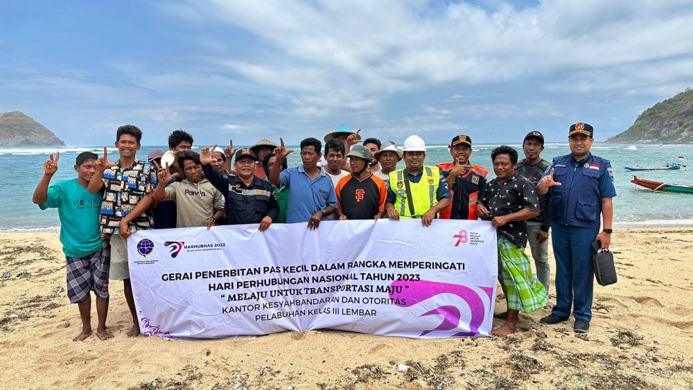 Dalam Rangka HARHUBNAS Tahun 2023 Kantor Kesyahbandaran dan Otoritas Pelabuhan Kelas III Lembar Membuka Gerai Pas Kecil Untuk Masyarakat Pesisir Pantai Mawun dan Pantai Aruguling