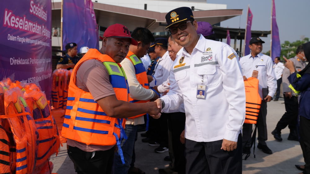 TINGKATKAN KESADARAN KESELAMATAN PELAYARAN, KEMENHUB BAGIKAN LIFE JACKET KEPADA PENUMPANG DAN AWAK KAPAL