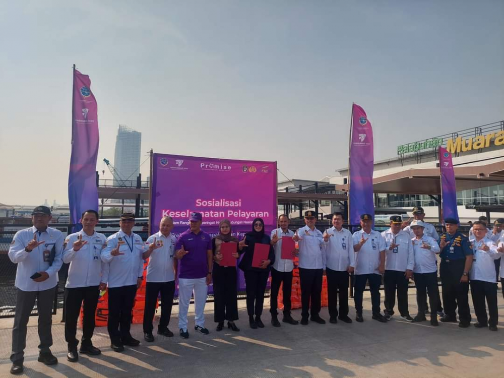 TINGKATKAN KESADARAN KESELAMATAN PELAYARAN, KEMENHUB BAGIKAN LIFE JACKET KEPADA PENUMPANG DAN AWAK KAPAL