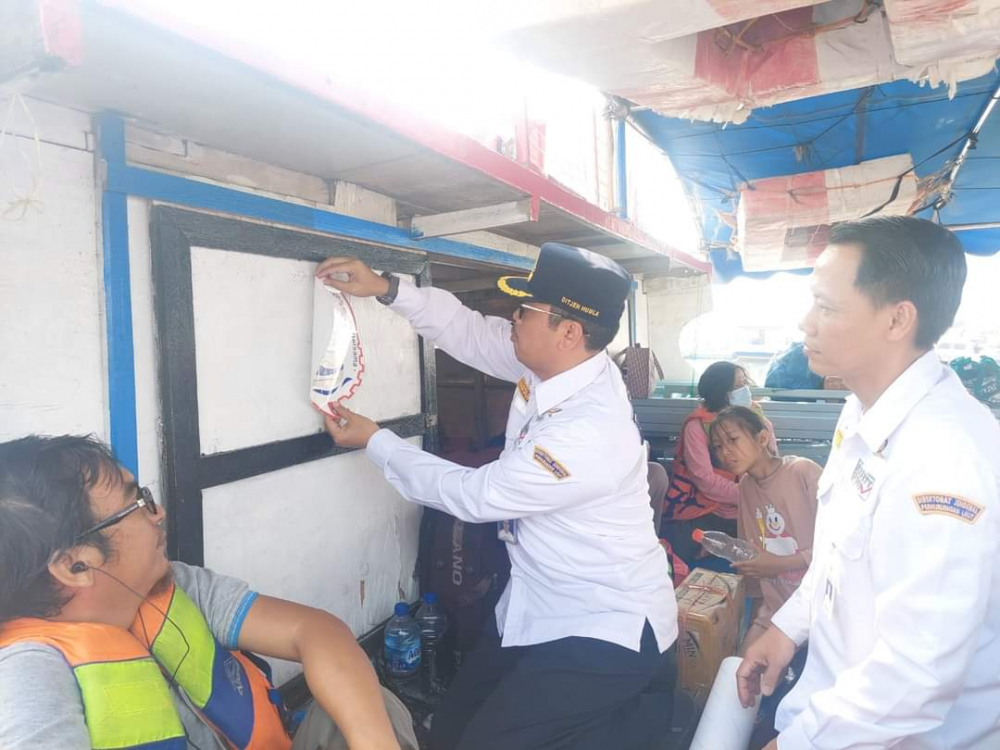 TINGKATKAN KESADARAN KESELAMATAN PELAYARAN, KEMENHUB BAGIKAN LIFE JACKET KEPADA PENUMPANG DAN AWAK KAPAL
